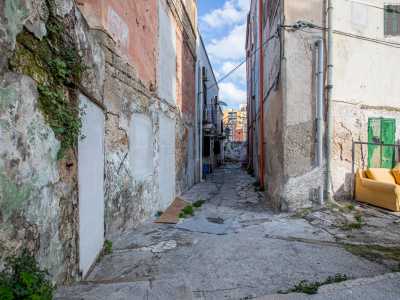 Le palazzine ospitano quattro appartamenti e sono divise tra loro da una breve stradina senza nome che termina davanti al muro che separa l�area dai binari